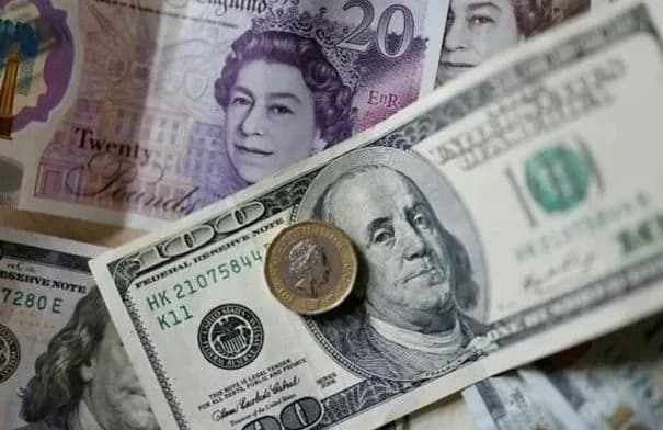 الجنيه الإسترليني يهبط أمام الدولار واليورو في تعاملات اليوم