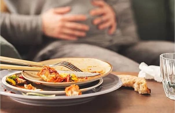 انتفاخ البطن بعد الطعام: أسبابه ومتى يستدعي زيارة الطبيب؟
