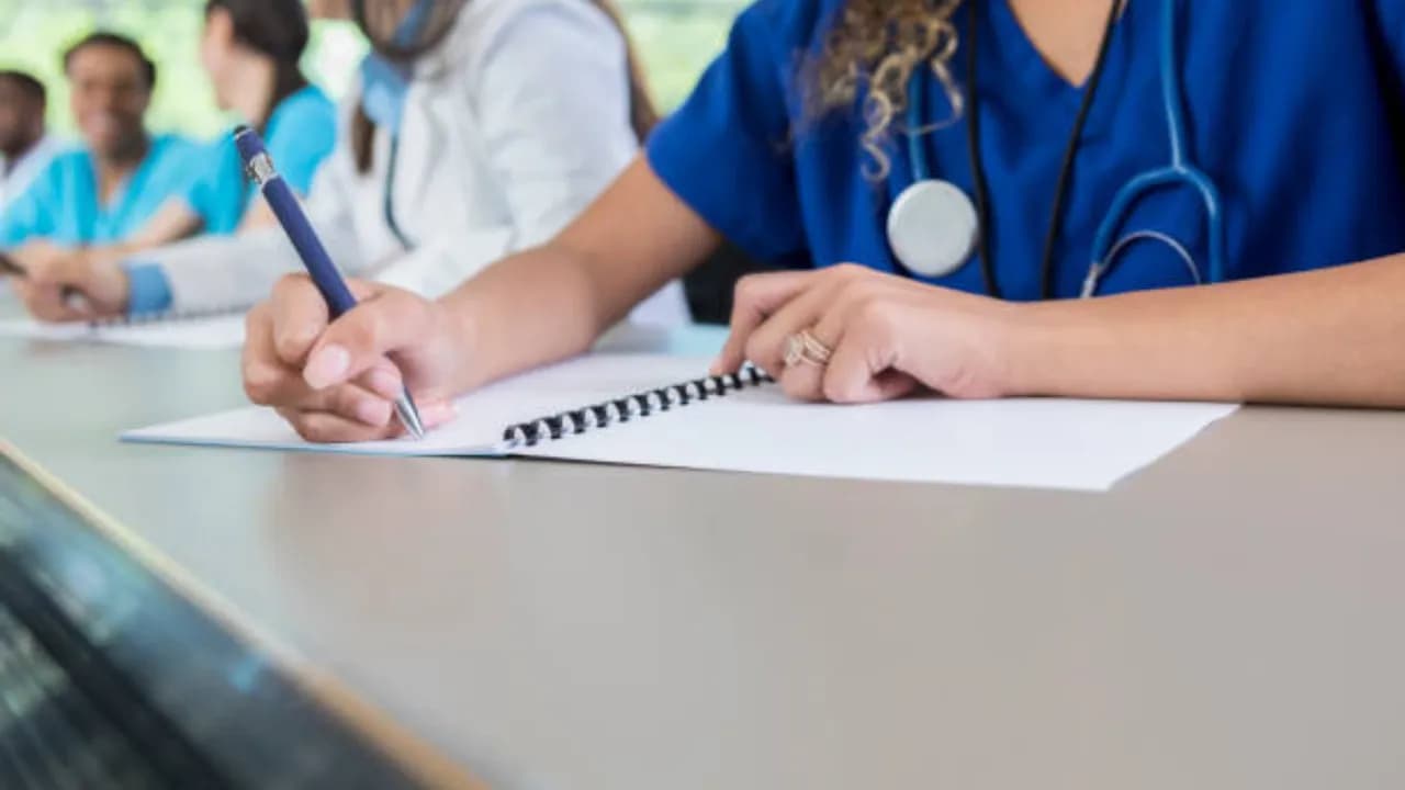 نسب رسوب قياسية بكليات الطب في صعيد مصر تثير جدلاً واسعاً
