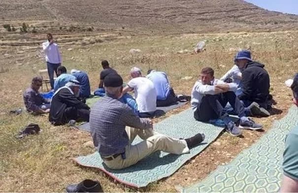مستوطنون متطرفون يمنعون الفلسطينيين من إقامة صلاة الجمعة في خربة طانا شرق نابلس