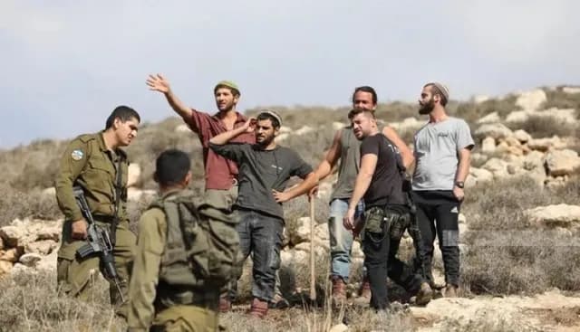 مستوطنون يمنعون فلسطينيين من صلاة الجمعة في خربة طانا شرق نابلس