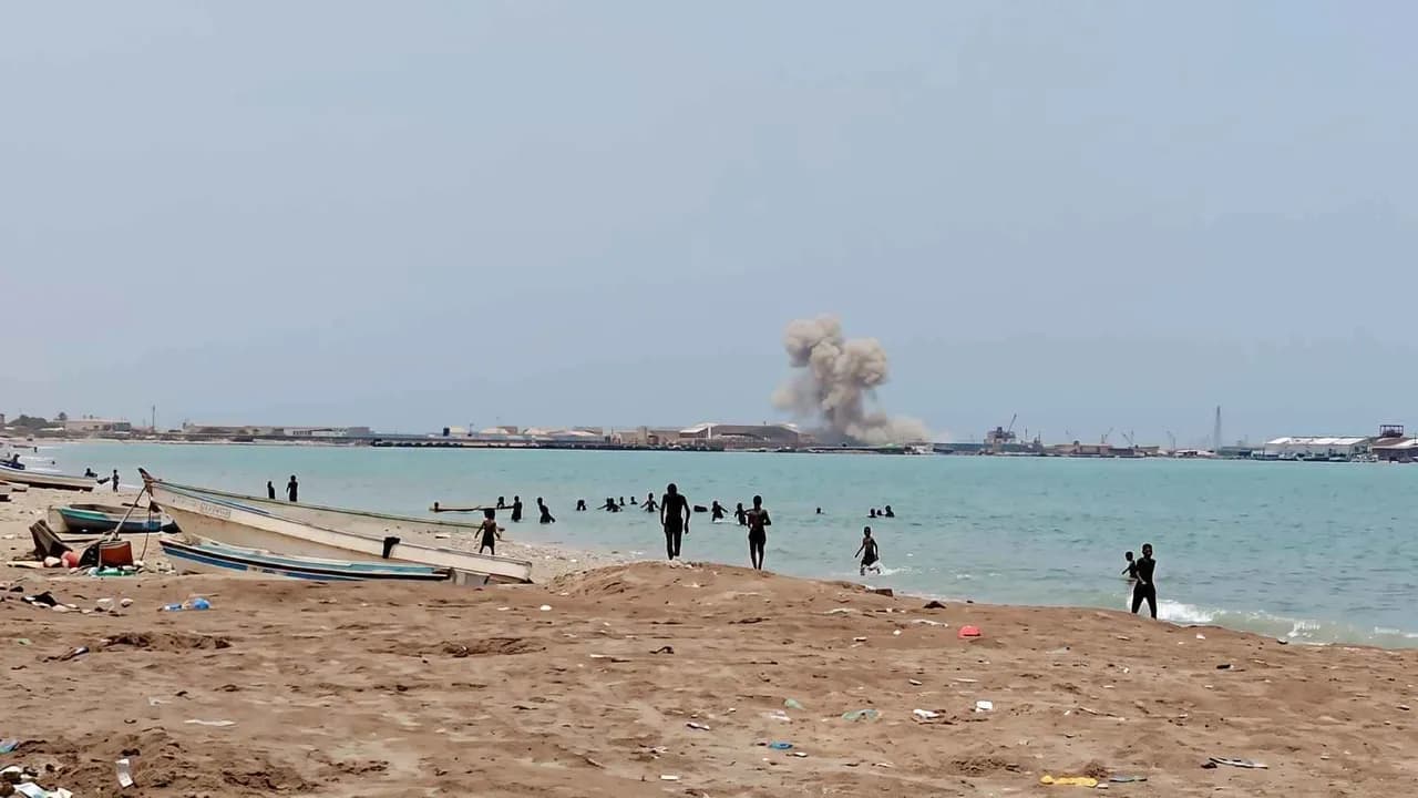 إصابة سفينة شحن بمقذوفات مجهولة قبالة السواحل اليمنية