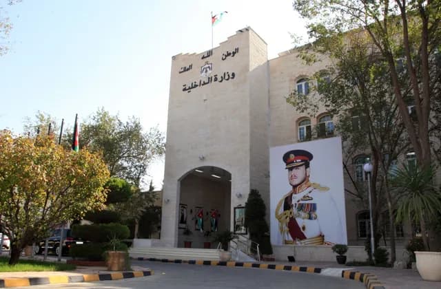 وزير الداخلية يقرر تنقلات إدارية واسعة بين المتصرفين في المحافظات