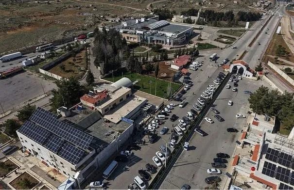 إغلاق معبر إعزاز يثير ازدحامًا ومخاوف السوريين على بضائعهم
