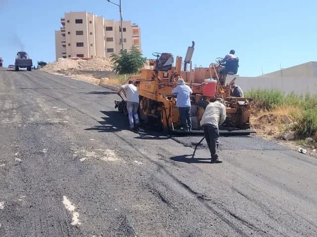 بلدية السلط الكبرى تواصل تعبيد شوارع منطقة البحيرة ضمن جهود تحسين البنية التحتية
