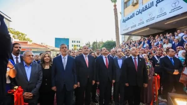 النقابات المهنية ترفع العلم الأردني على سارية جديدة وتكشف عن جدارية الهاشميين