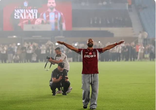 طرابزون سبور يقدّم محمد صلاح في حفل استثنائي بعد انتقاله بعقد قياسي