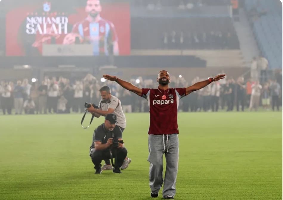 طرابزون سبور يقدّم محمد صلاح في حفل استثنائي بعد انتقاله بعقد قياسي