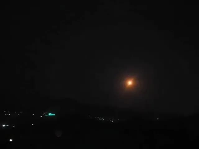 الحوثيون يقصفون ميناء المخا وجنوب الخوخة مجدداً