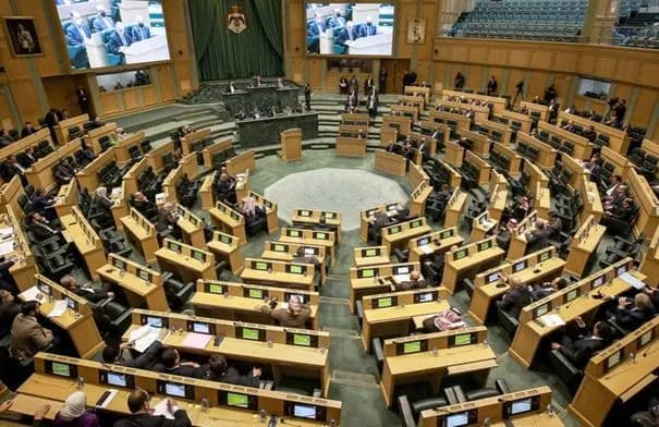 70 نائبًا يوقعون مذكرة تطالب بإلغاء أو تأجيل رسوم طلبة المكرمة الملكية