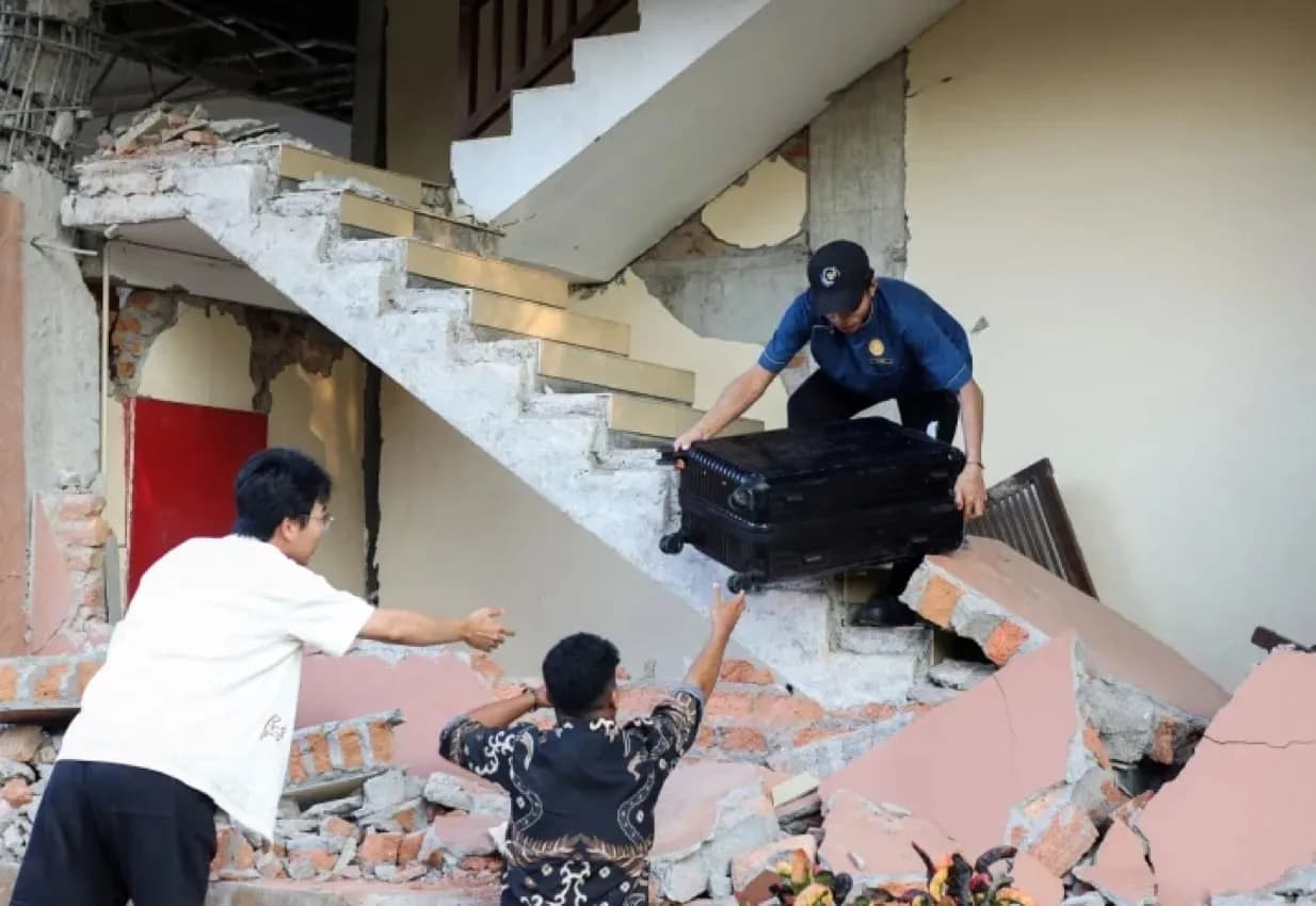 زلزال قوي يضرب إندونيسيا ويودي بحياة 20 شخصًا