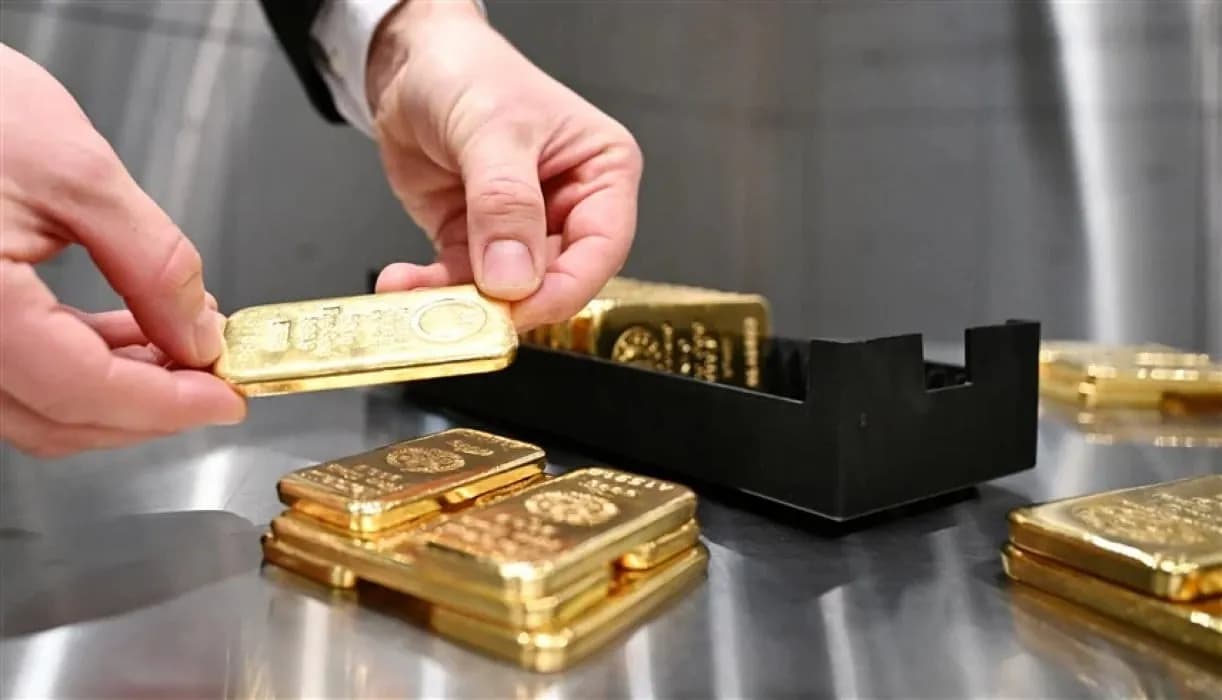 الذهب يواصل الصعود محققًا مكاسب أسبوعية ثالثة بدعم من تراجع الدولار