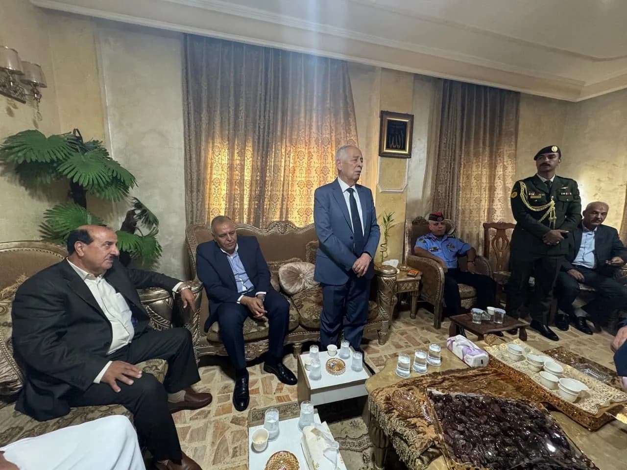 العيسوي ينقل تعازي الملك وولي العهد لأسرة الراحل معاوية الطرمان في مأدبا