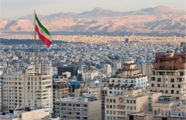 طهران تتعهد بمواجهة العقوبات الأميركية وتؤكد تكامل الدبلوماسية مع الدفاع