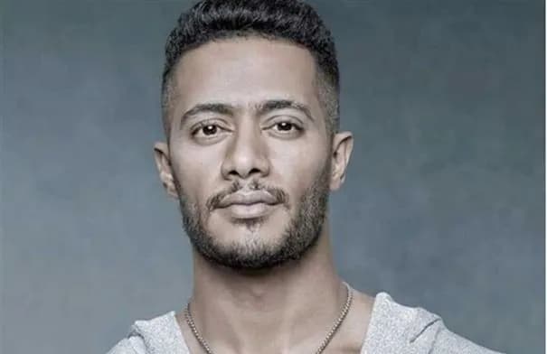 حشد جماهيري كبير يحيط بمحمد رمضان في مراسي.. والفنان يعلق مازحًا