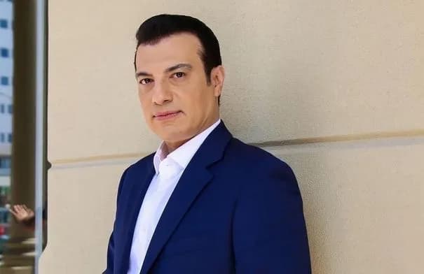 إيهاب توفيق يسقط على ظهره أثناء قفزه من حاجز في مهرجان تونسي