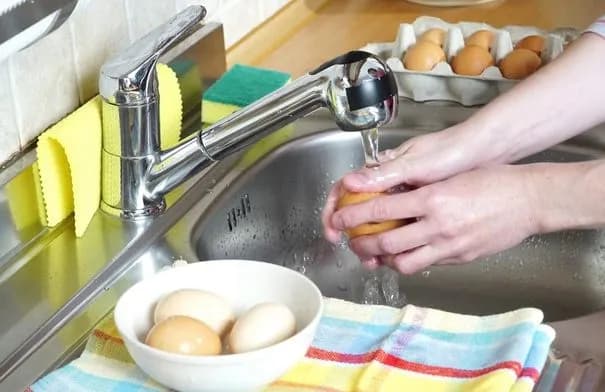 بعد تفشي السالمونيلا في بريطانيا.. إرشادات رسمية للتعامل الآمن مع البيض