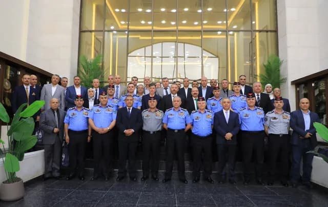 مدير الأمن العام يكرم ضباطاً متقاعدين تقديراً لخدماتهم