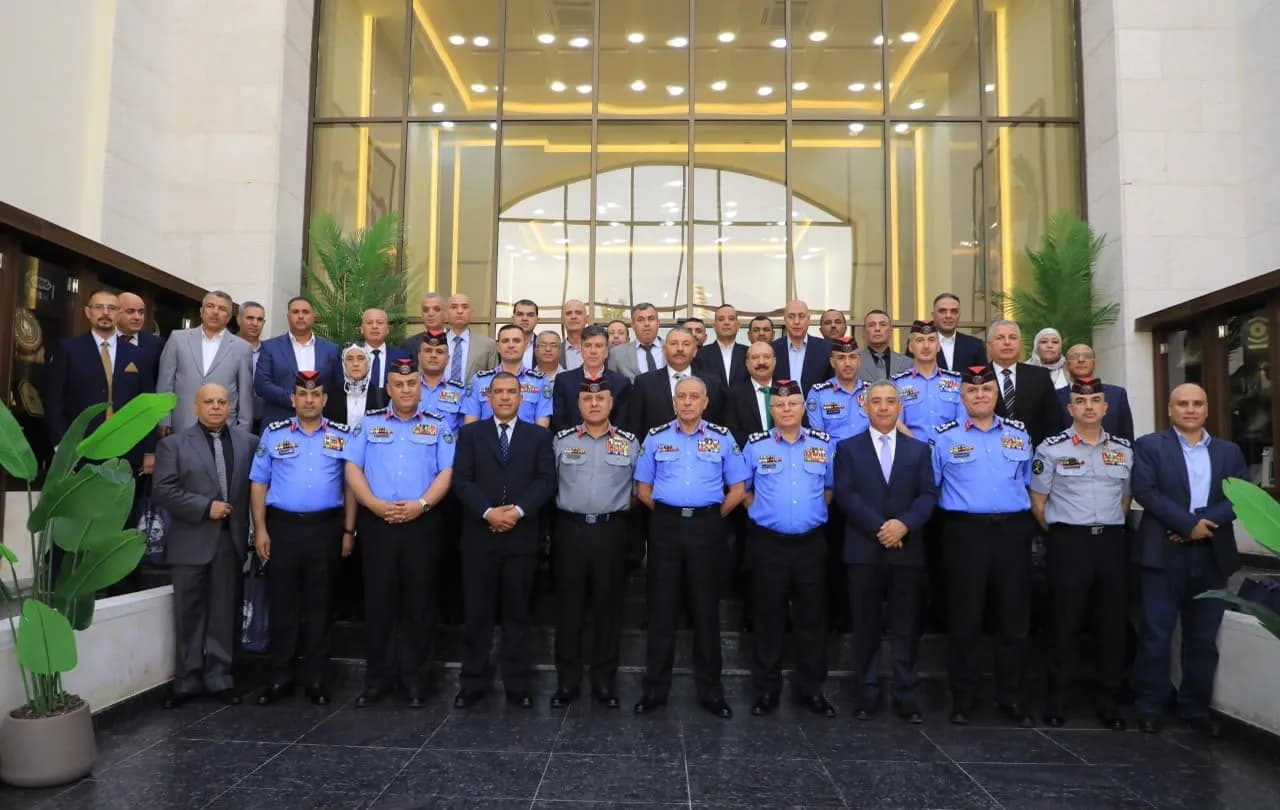 مدير الأمن العام يكرم ضباطاً متقاعدين تقديراً لخدماتهم