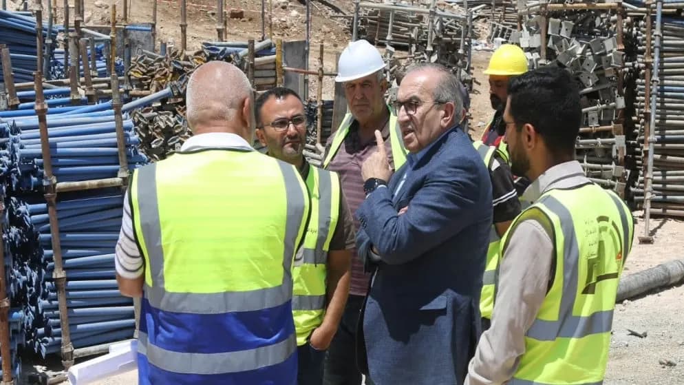 أبو السمن يتفقد مشاريع طرق حيوية في إربد ويوجه بتسريع الإنجاز