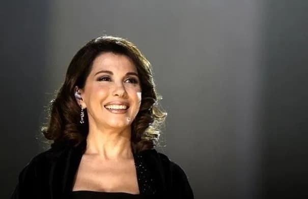 ماجدة الرومي تختتم مهرجان قرطاج الستين بحفل استثنائي وتقبيل العلم التونسي