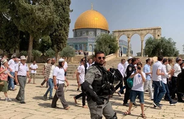 مستوطنون يقتحمون الأقصى والاحتلال يشن حملة اعتقالات واسعة في الضفة