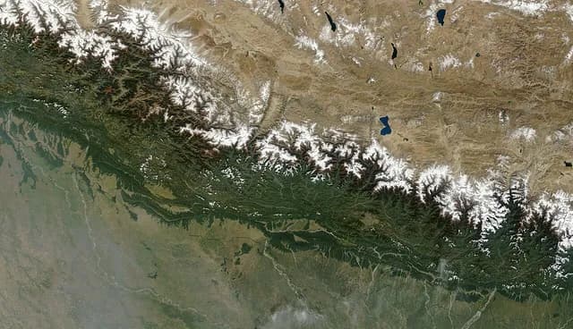أكثر من 160 قتيلاً ومئات المفقودين في فيضانات وانهيارات طينية على حدود النيبال والتبت