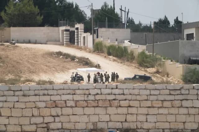 مستوطنون يواصلون حصار عائلات فلسطينية في قصرة لليوم العاشر