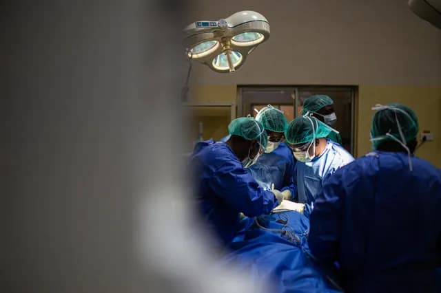 مستشفى الكرك الحكومي يحقق إنجازًا طبيًا باستئصال ورم معقد من قعر الجمجمة