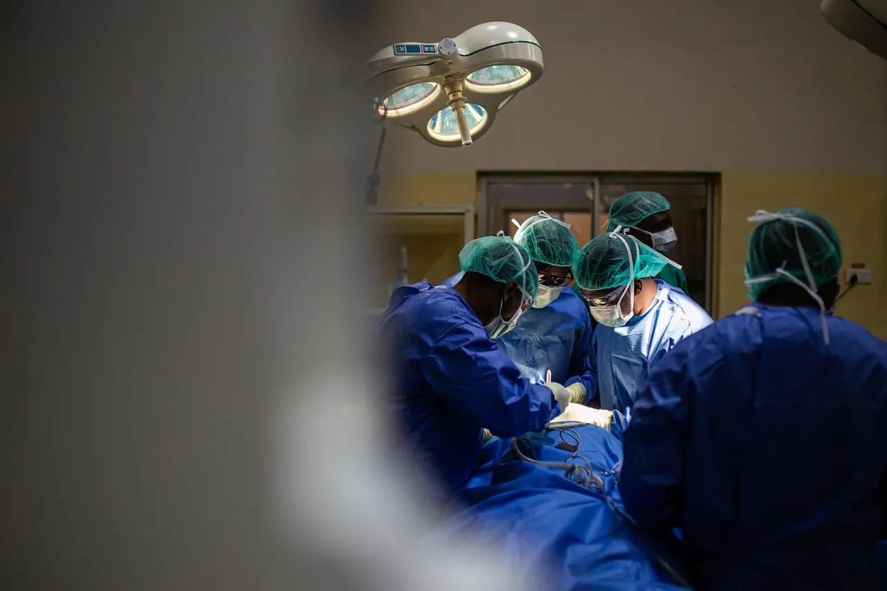 مستشفى الكرك الحكومي يحقق إنجازًا طبيًا باستئصال ورم معقد من قعر الجمجمة