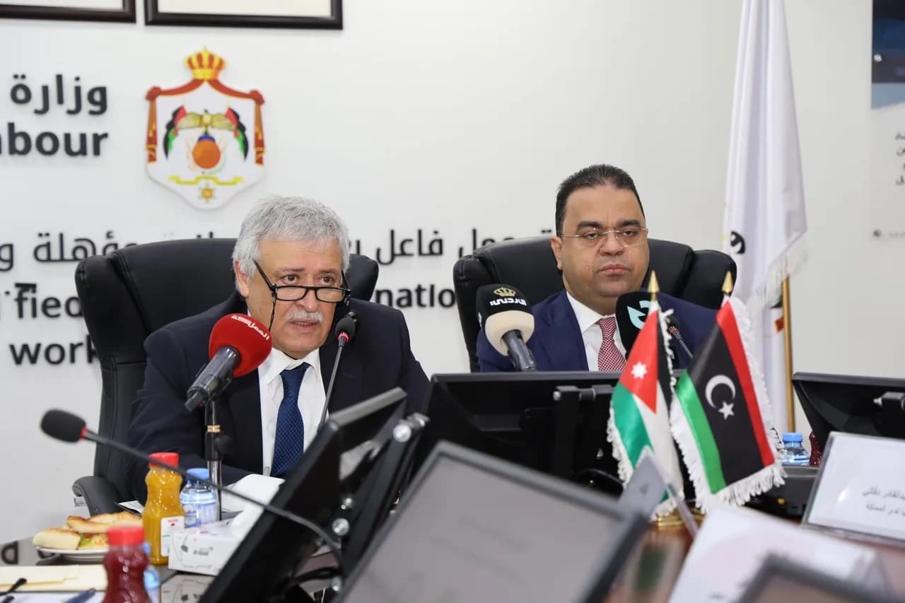 الأردن وليبيا يوقعان مذكرة تفاهم لتعزيز التعاون في مجالات العمل