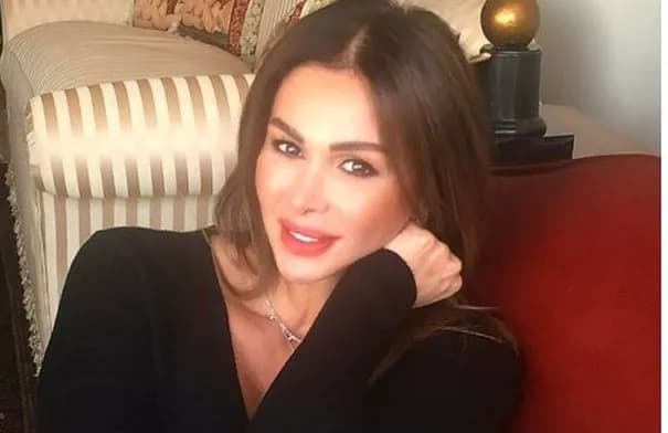 كوليت الحلاني تخطف الأنظار بزغرودة مؤثرة في حفل ما قبل زفاف ابنتها دانا