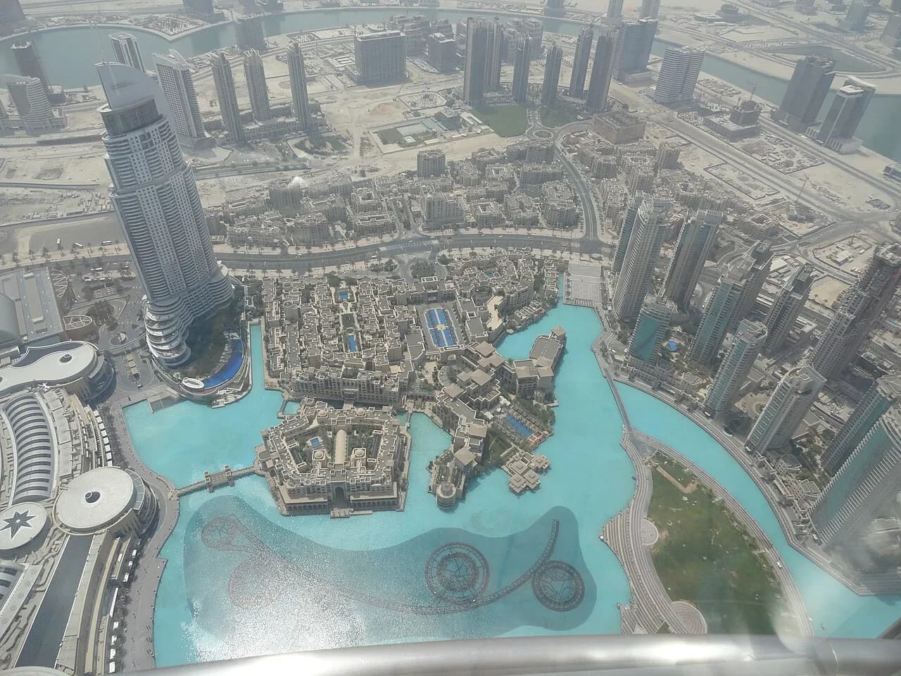الإمارات تعلق تجارتها مع إيران: تداعيات على بوابة دبي الاقتصادية