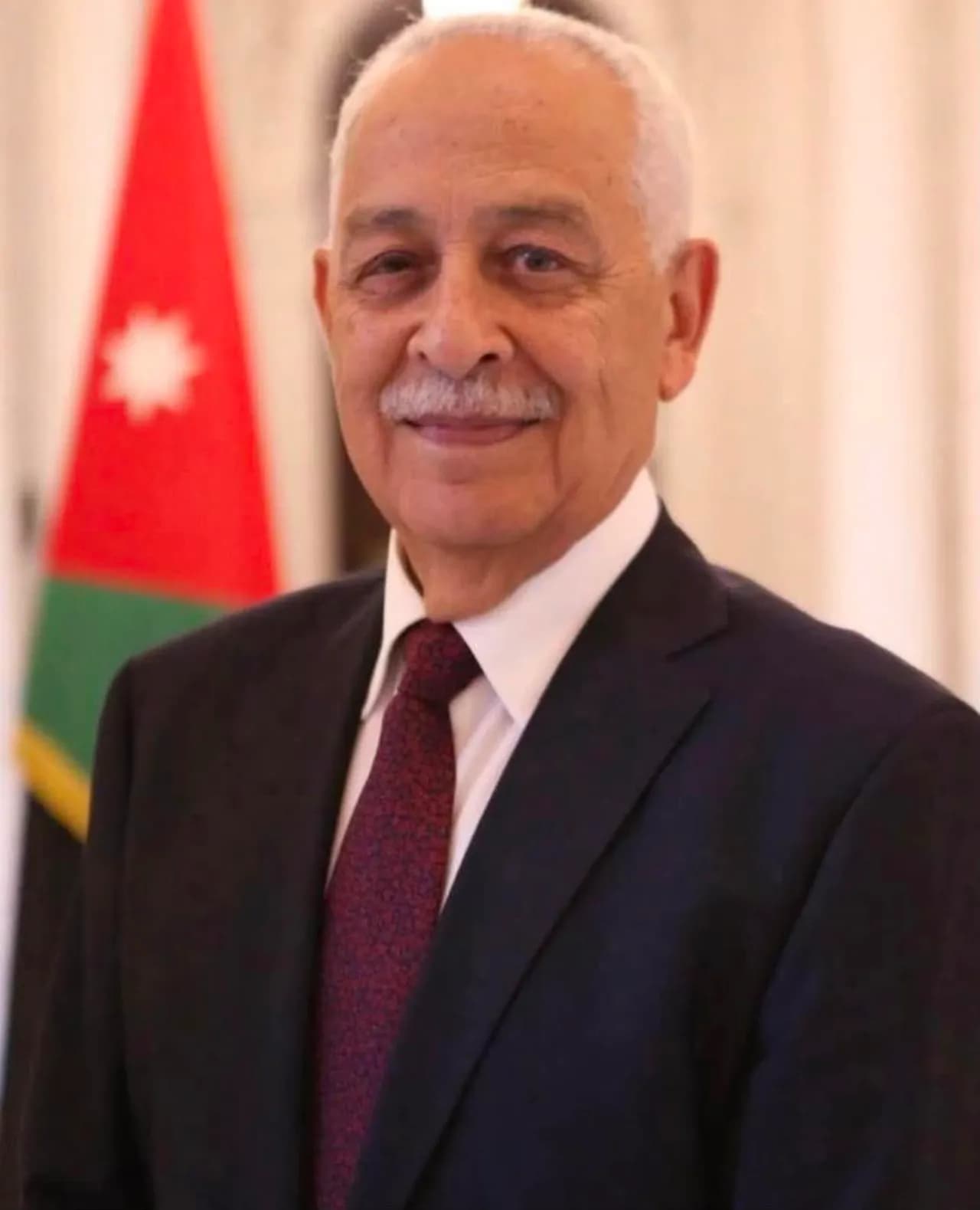 العيسوي ينقل تمنيات الملك وولي العهد بالشفاء للعزب والعبادي