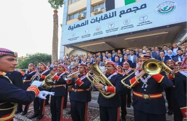 النقابات المهنية ترفع العلم الأردني على سارية جديدة وتدشن جدارية هاشمية