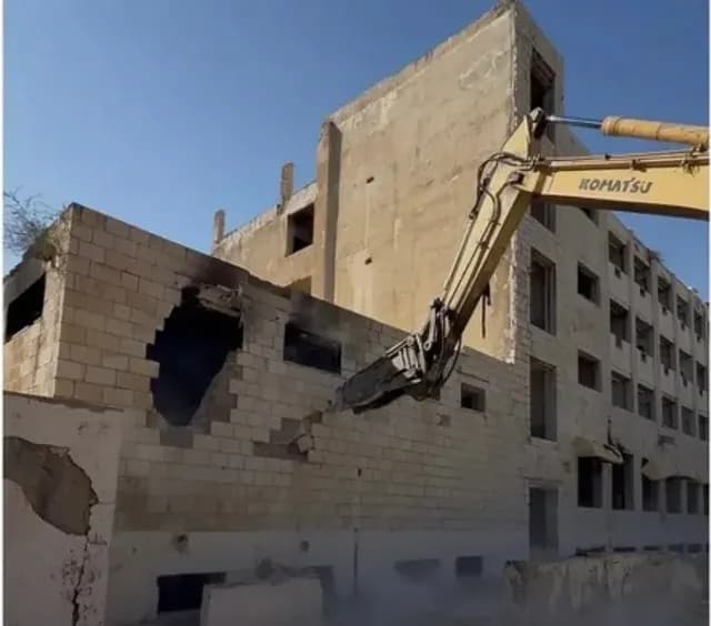 إزالة فندق كراون المهجور جنوب عمان بعد جدل طويل حول السلامة العامة