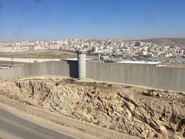 جيش الاحتلال يشن عملية عسكرية موسعة في مخيم قلنديا شمال القدس