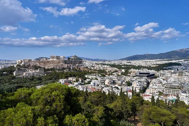 يونان: وفاة شخصين وإجلاء مئات بسبب حريقين في جزيرة سالامينا