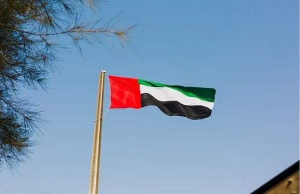 الإمارات: الدفاعات الجوية تتصدى لتهديد صاروخي وتحث المواطنين على البقاء في أماكن آمنة