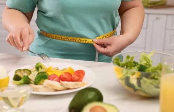 البروتين.. حليفك في التخلص من دهون البطن وتحسين الصحة