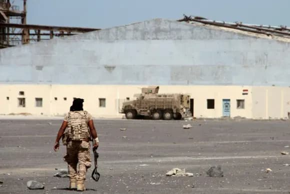 مقتل 11 شخصًا في هجمات حوثية على المخا واستهداف مصفاة سعودية