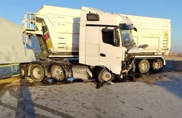 حادث تدهور لمركبة شحن يعطل حركة السير على طريق الأزرق - الزرقاء