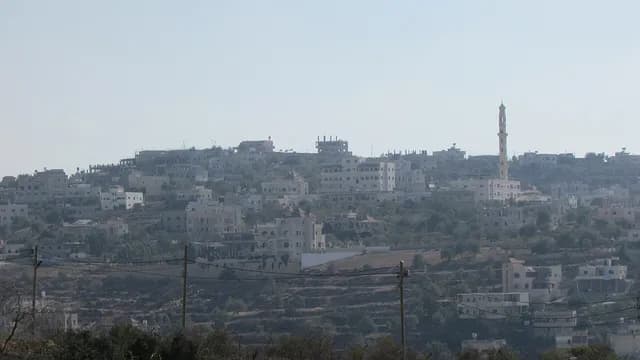 فلسطيني أمريكي عائد من الولايات المتحدة يطالب بحمايته بعد حصار منزله في قصرة