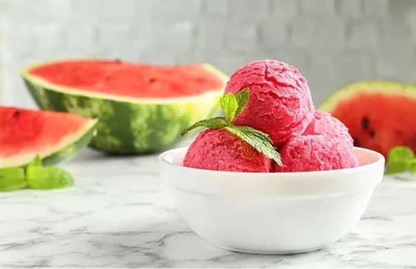 آيس كريم البطيخ يتصدر السوشيال ميديا.. هل هو صحي؟