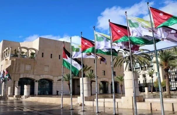 أمانة عمان تنفذ تحويلات مرورية لتركيب جسر مشاة في شارع زهران