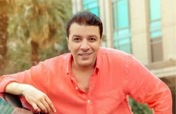 سقوط الفنان مصطفى كامل على صخرة قبل حفله في العلمين