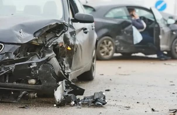 حادث تصادم بين 4 مركبات على طريق الحرة الزرقاء باتجاه الضليل