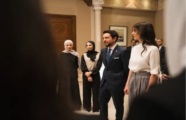 ولي العهد والأميرة رجوة يلتقيان أوائل الثانوية العامة ويستمعان لملاحظاتهم على النظام الجديد