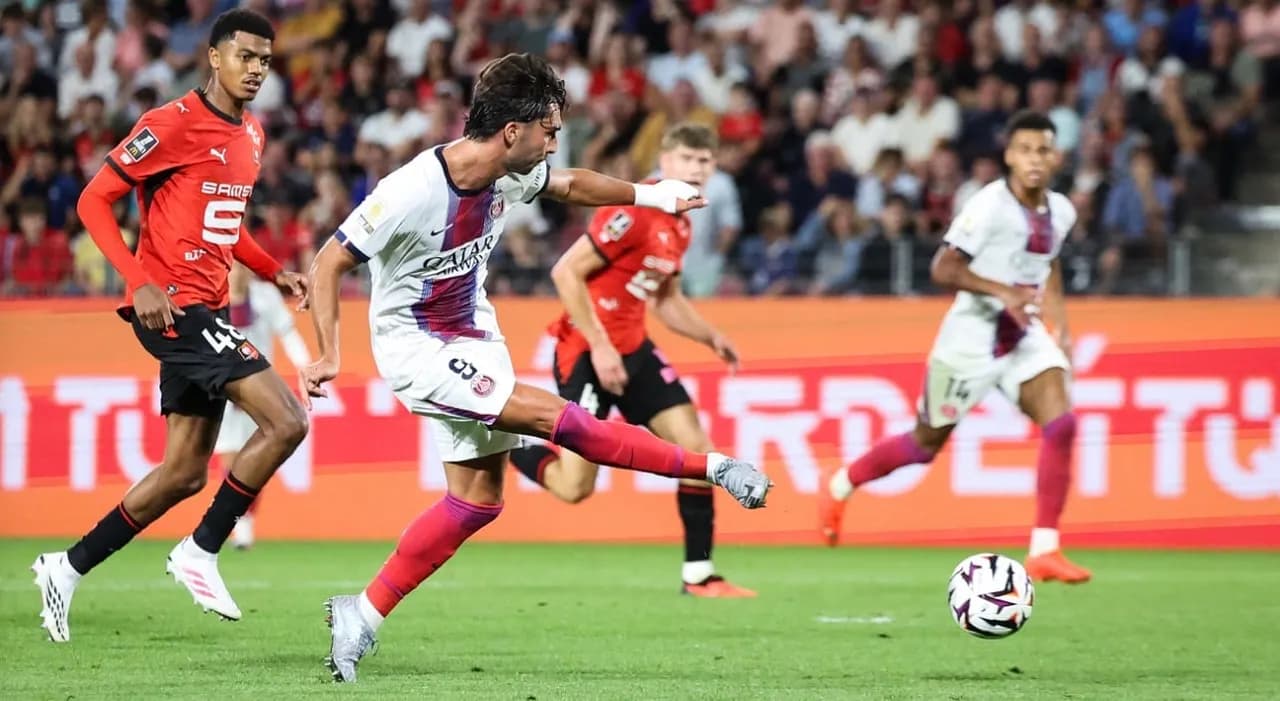 باريس سان جيرمان يتعادل مع رين في افتتاحية الدوري الفرنسي وثنائية توريس تنقذه