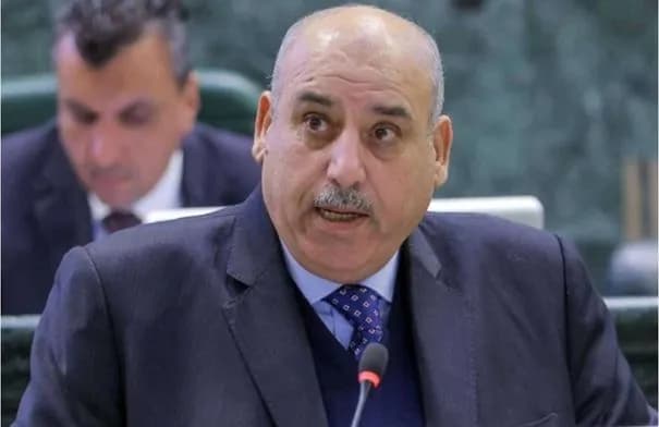 القاضي يدعو النواب للالتزام بموضوع الجلسة ويحذر من قطع المايك